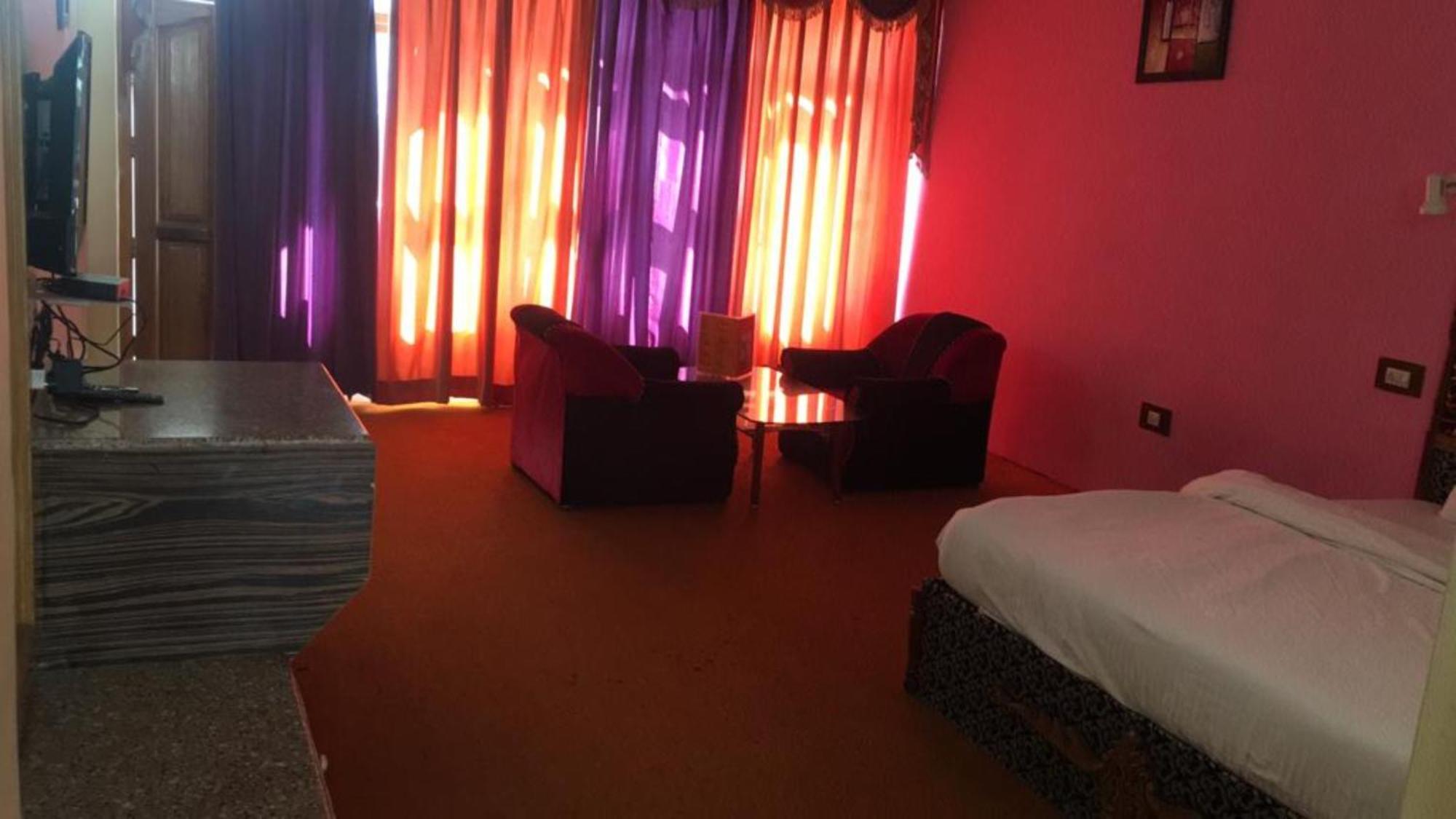 Premium Isaan Near Hidimba Devi Temple And Ghatotkach Tree Temple - Free Parking With Restaurant Facilities - Hygiene & Spacious - In Hotel 4*